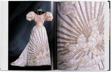 Cargar imagen en el visor de la galería, Moda: Una Historia desde el Siglo XVIII al siglo XX | Colección del Instituto de la Indumentaria de Kioto