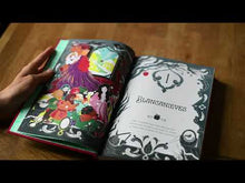 Cargar y reproducir el video en el visor de la galería, Blancanieves y otros Cuentos | Hermanos Grimm (edición Gabrielle-Suzanne Barbot De Villeneuve)